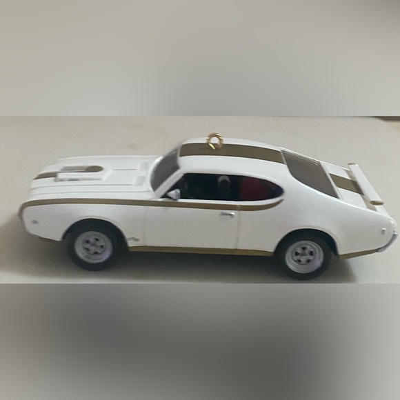 Hallmark Keepsake Ornament 1969 Hurst Oldsmobile 442 - Picture 4 of 6